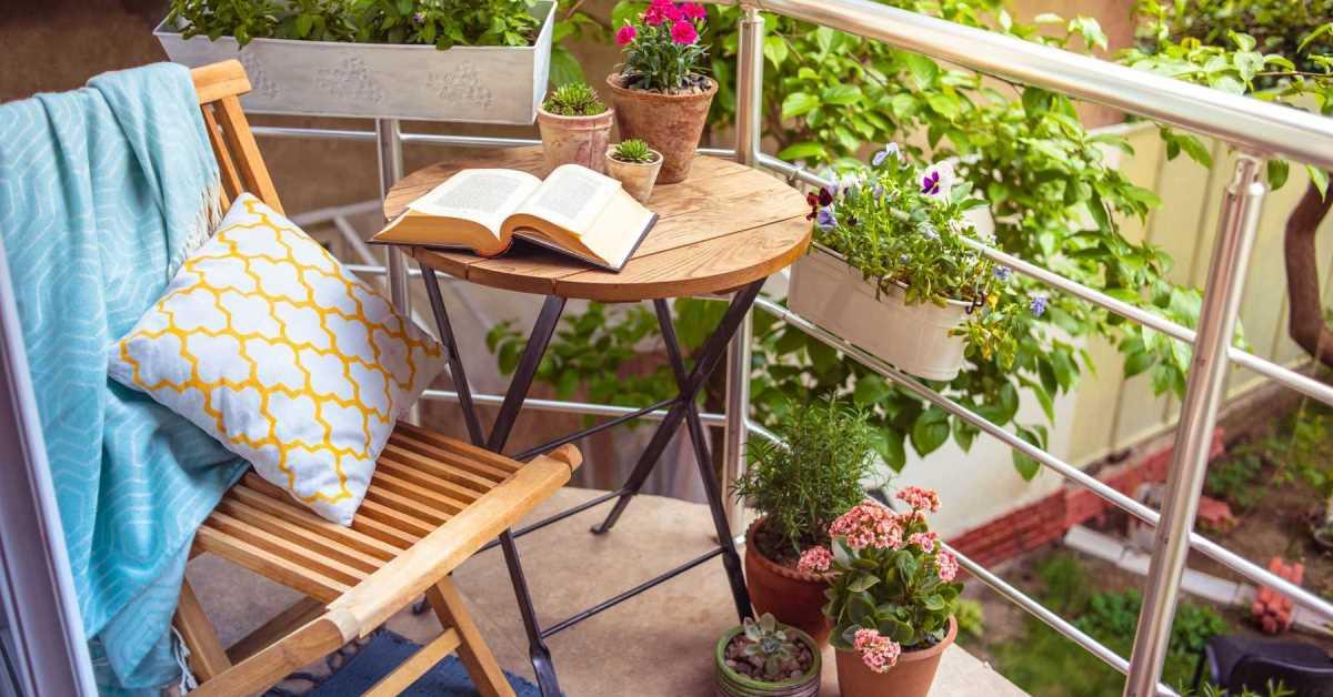 Как да превърнем малкия балкон в лайфстайл решение с нисък бюджет