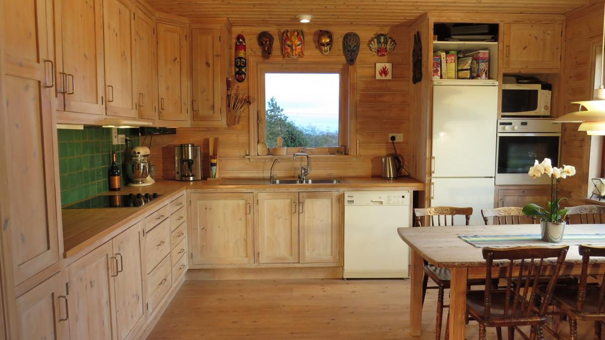 Кухня, „облечена“ в бор