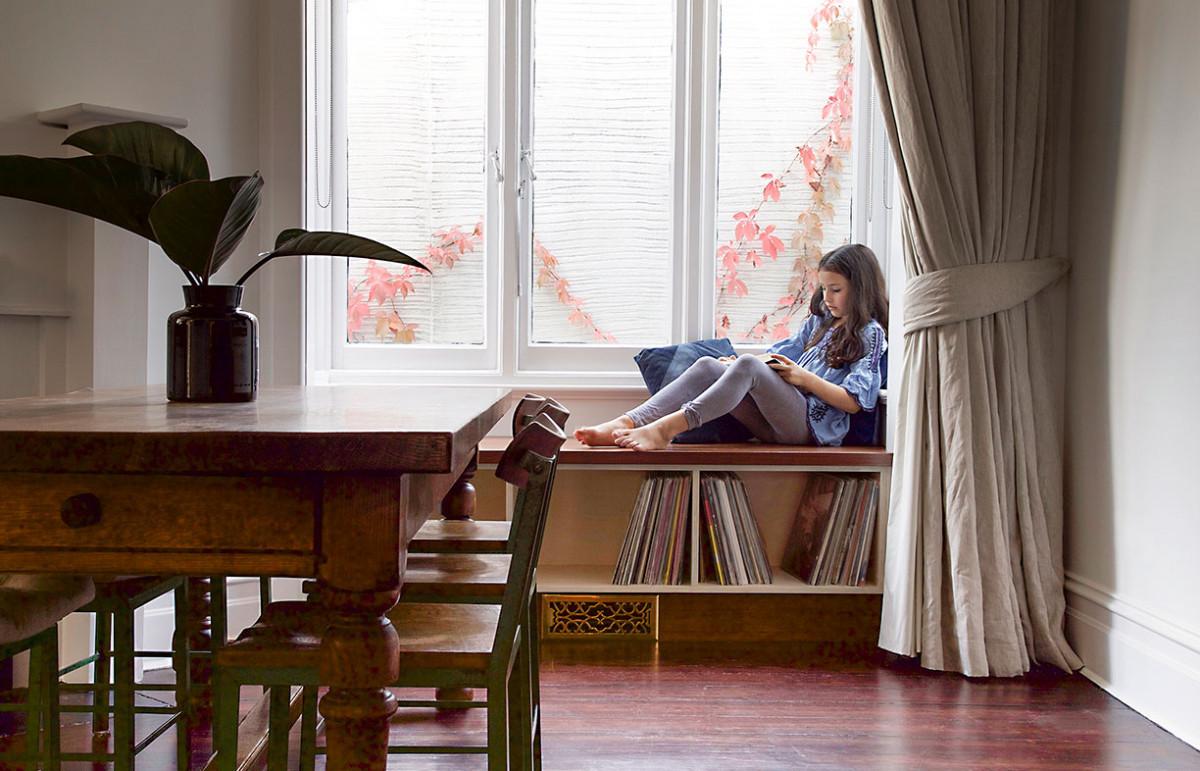 1. Използвайте щори или плътни завеси за прозорците