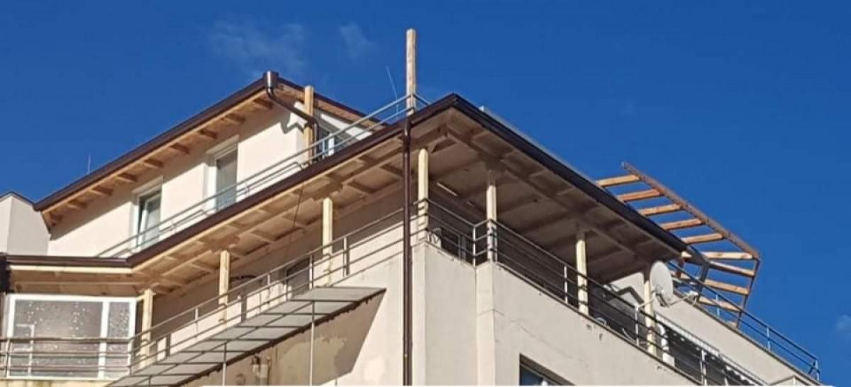 Дървен навес