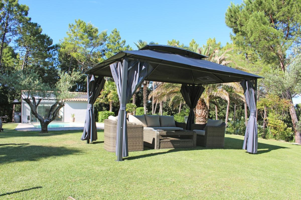 Как да организираме пространството около басейна?