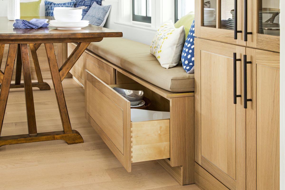 В шкафове под кухненската пейка