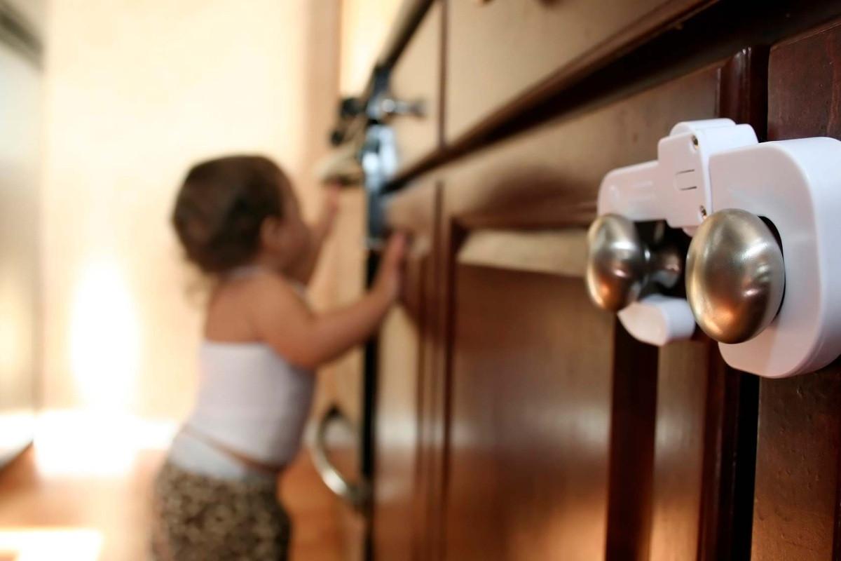 2. Проверете всяка стая за опасни предмети и обезопасете шкафовете