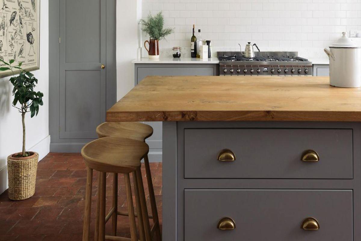 Класически или хай-тек бар столове