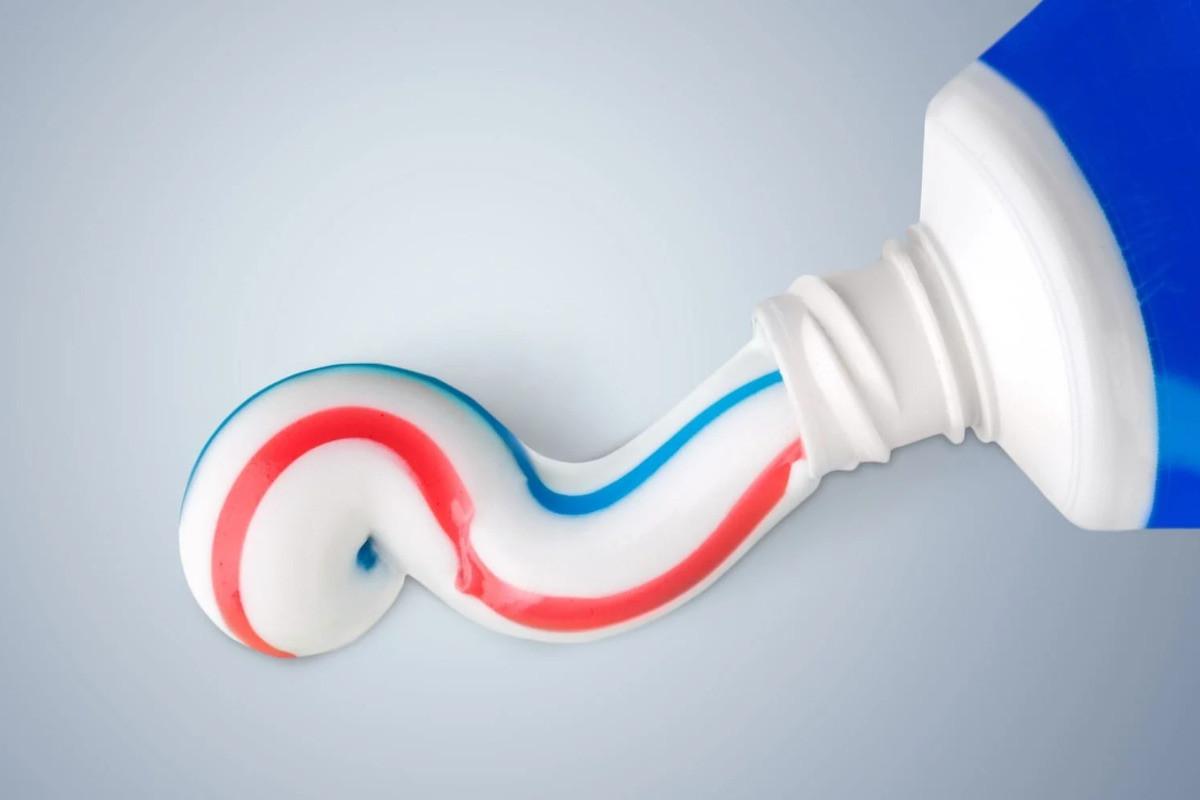 Паста за зъби за почистване на огледала