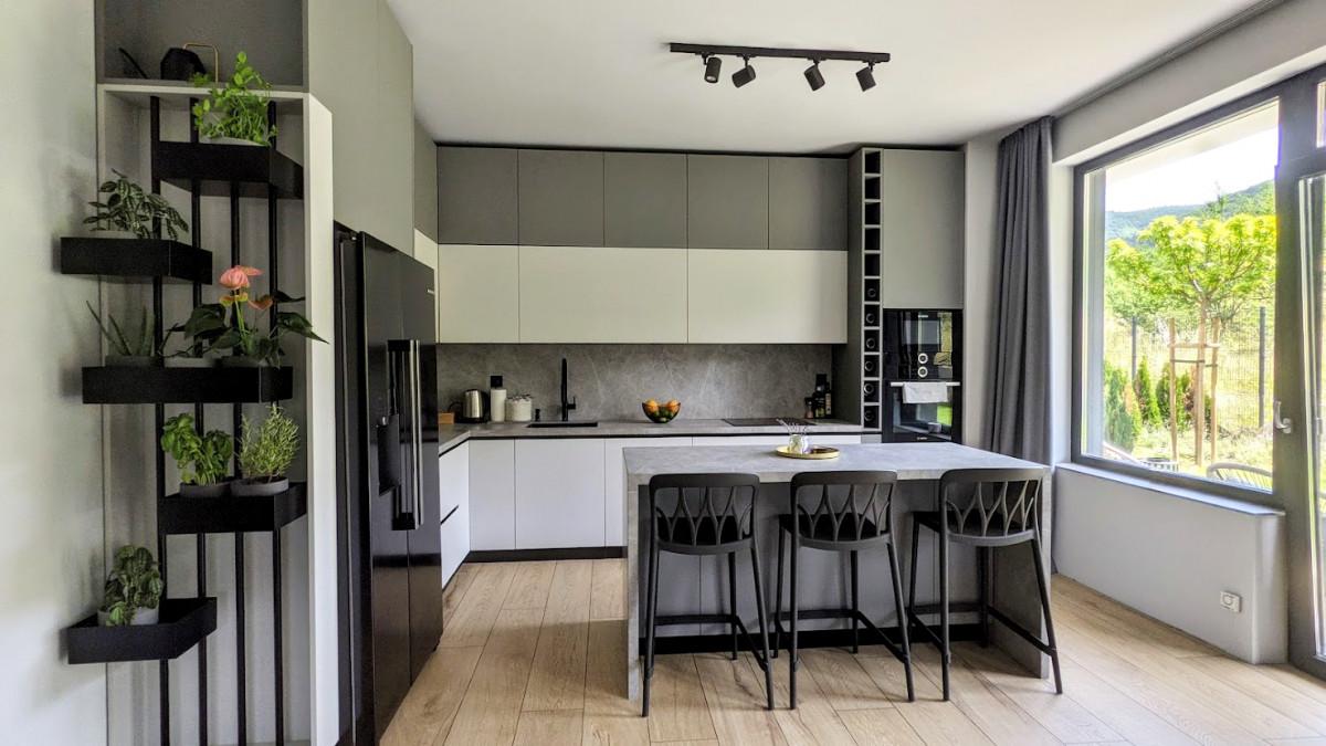 Модерна кухня решена в сиви тонове, изработена от MDF с акрилен супер мат. Плотове и гръб от технически камък _2