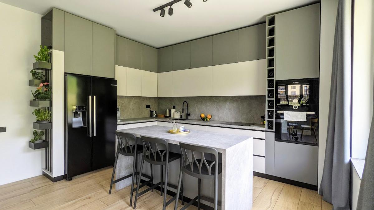 Модерна кухня решена в сиви тонове, изработена от MDF с акрилен супер мат. Плотове и гръб от технически камък _1