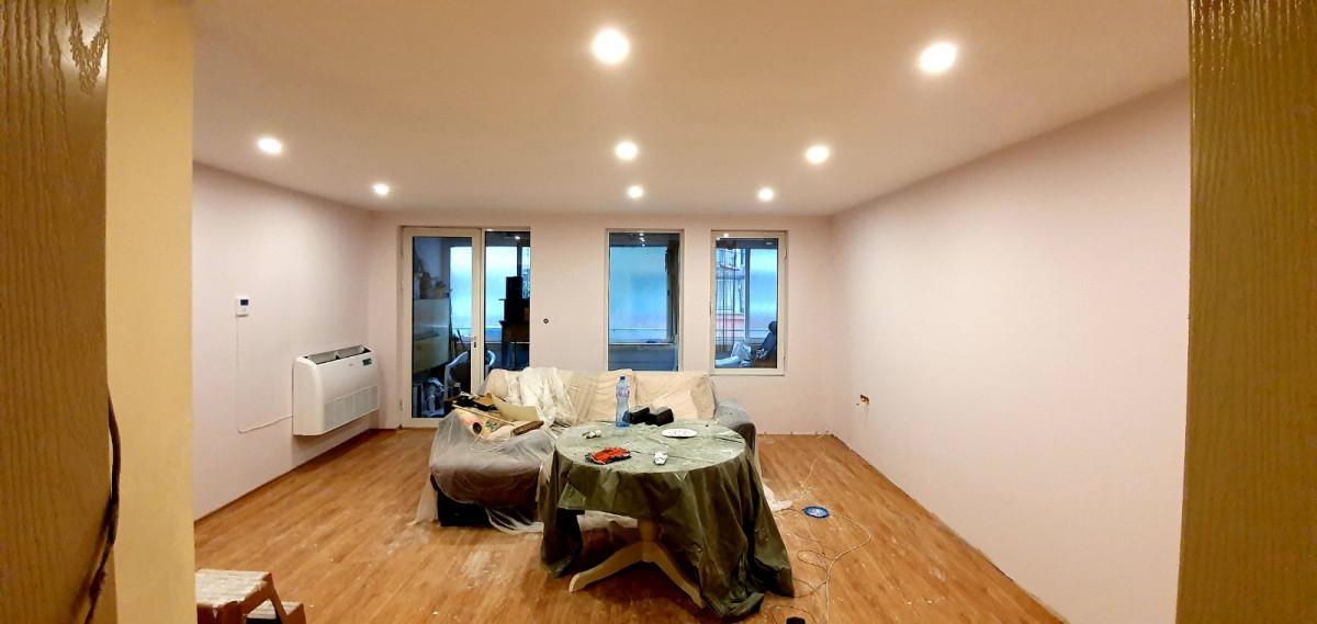 Хол с нов таван и стени с изолация от вата и гипсокартон, лед осветление