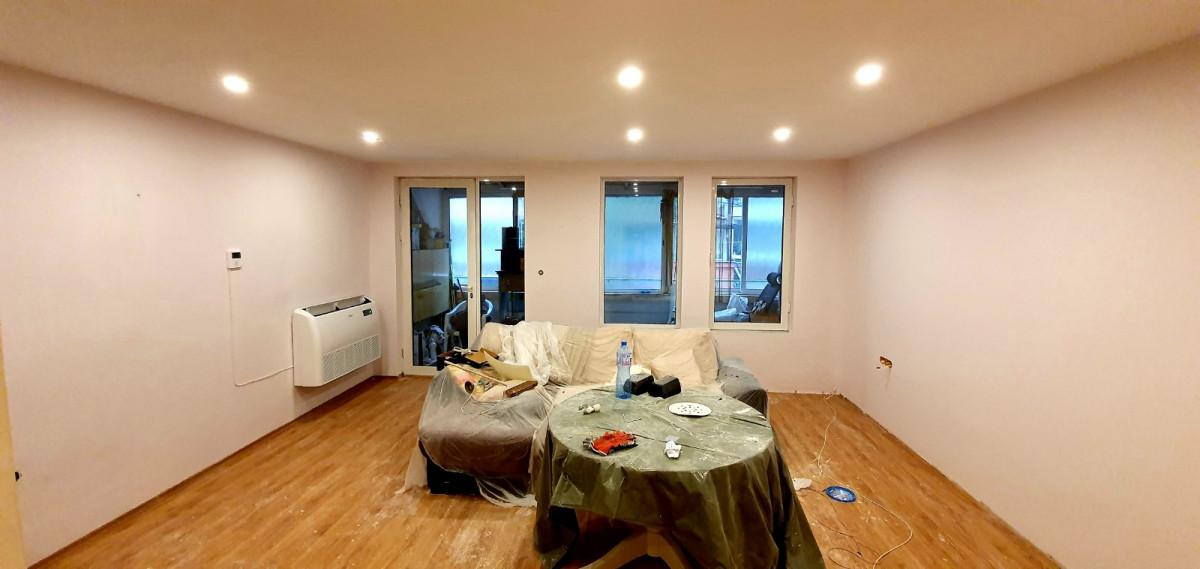 Хол с нов таван и стени с изолация от вата и гипсокартон