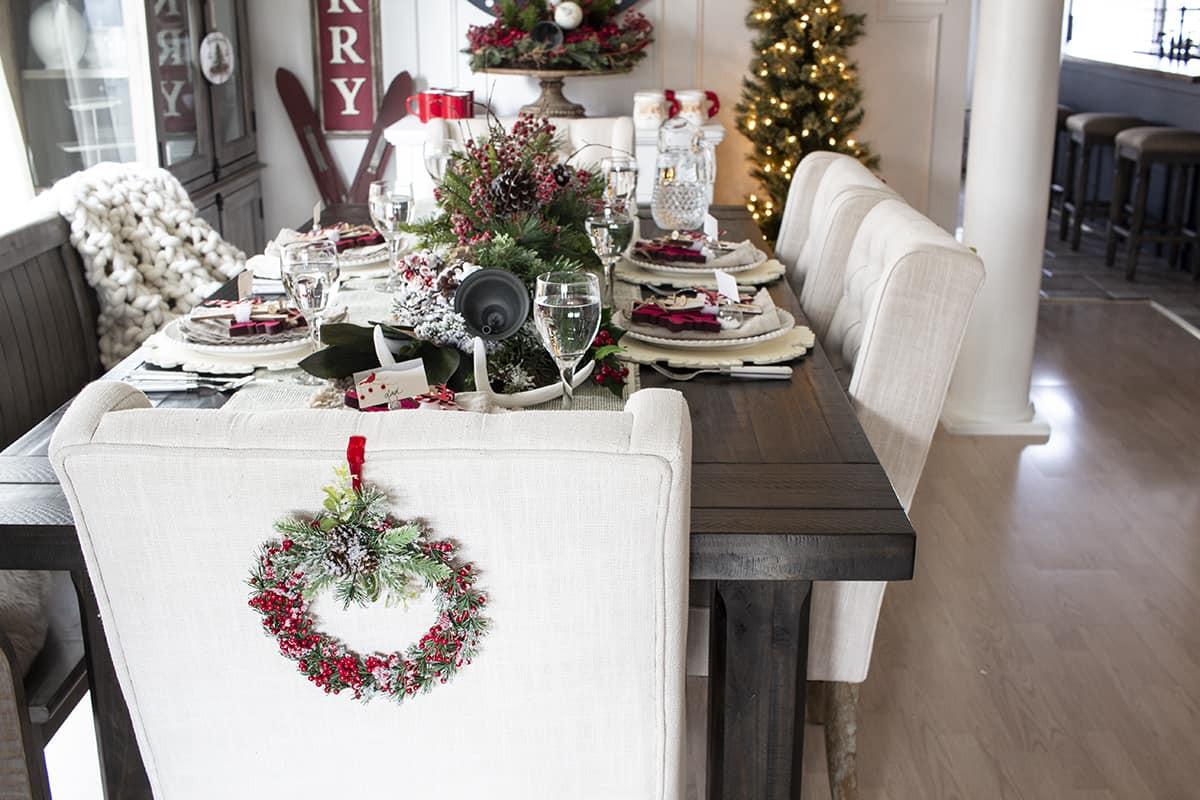 Добавете коледно украшение на стола