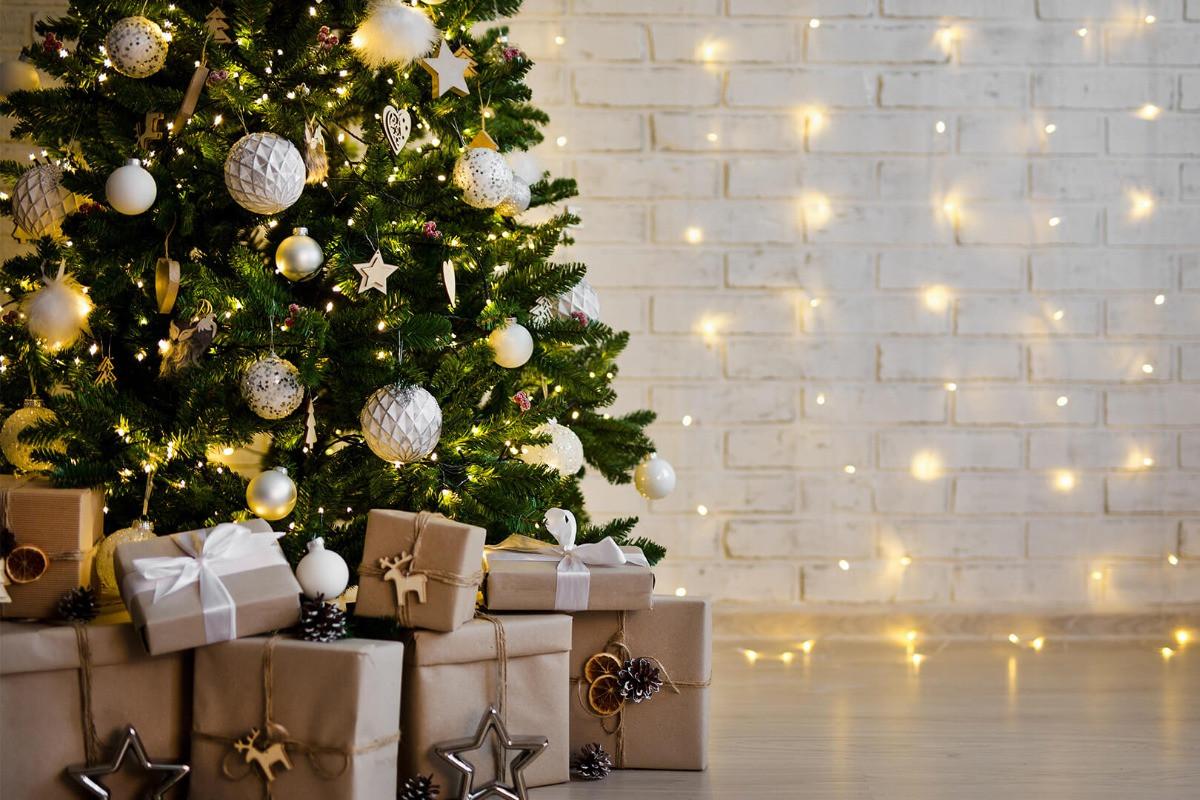 Декорация около елхата