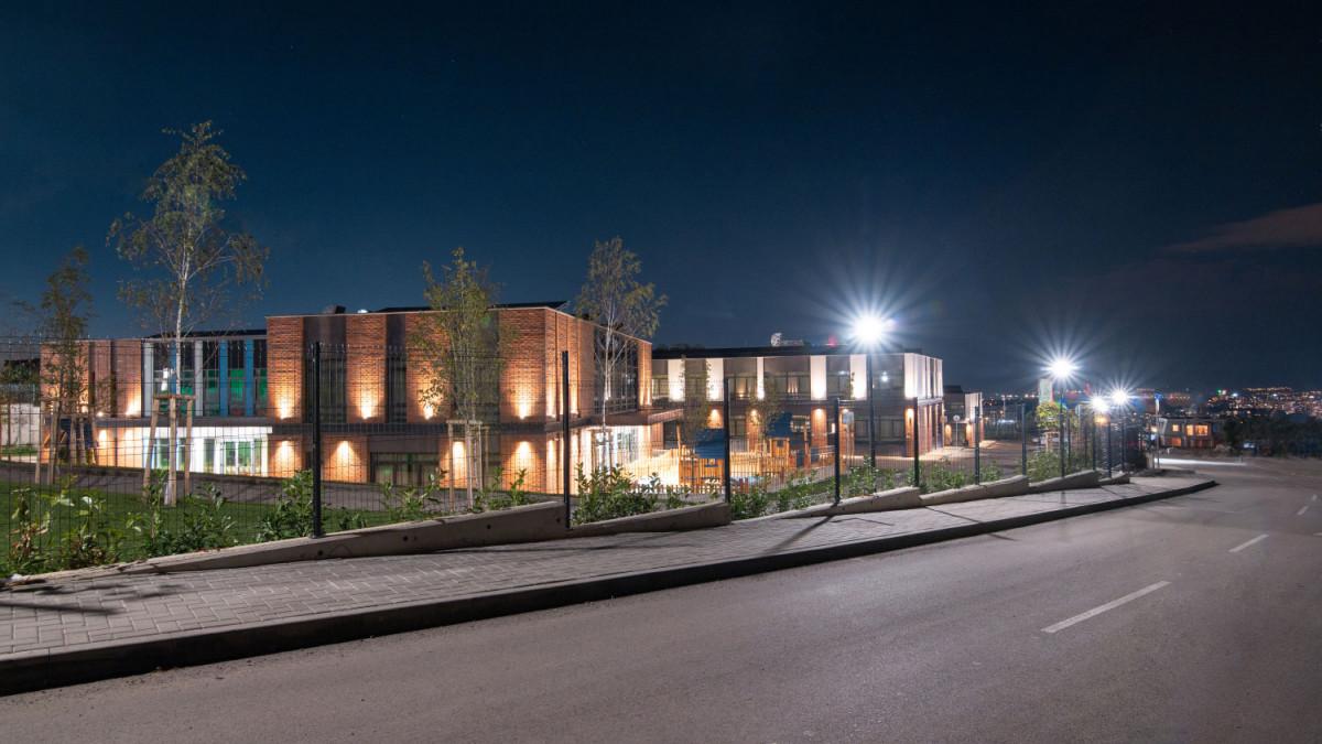 Контактна фасада училище Британика