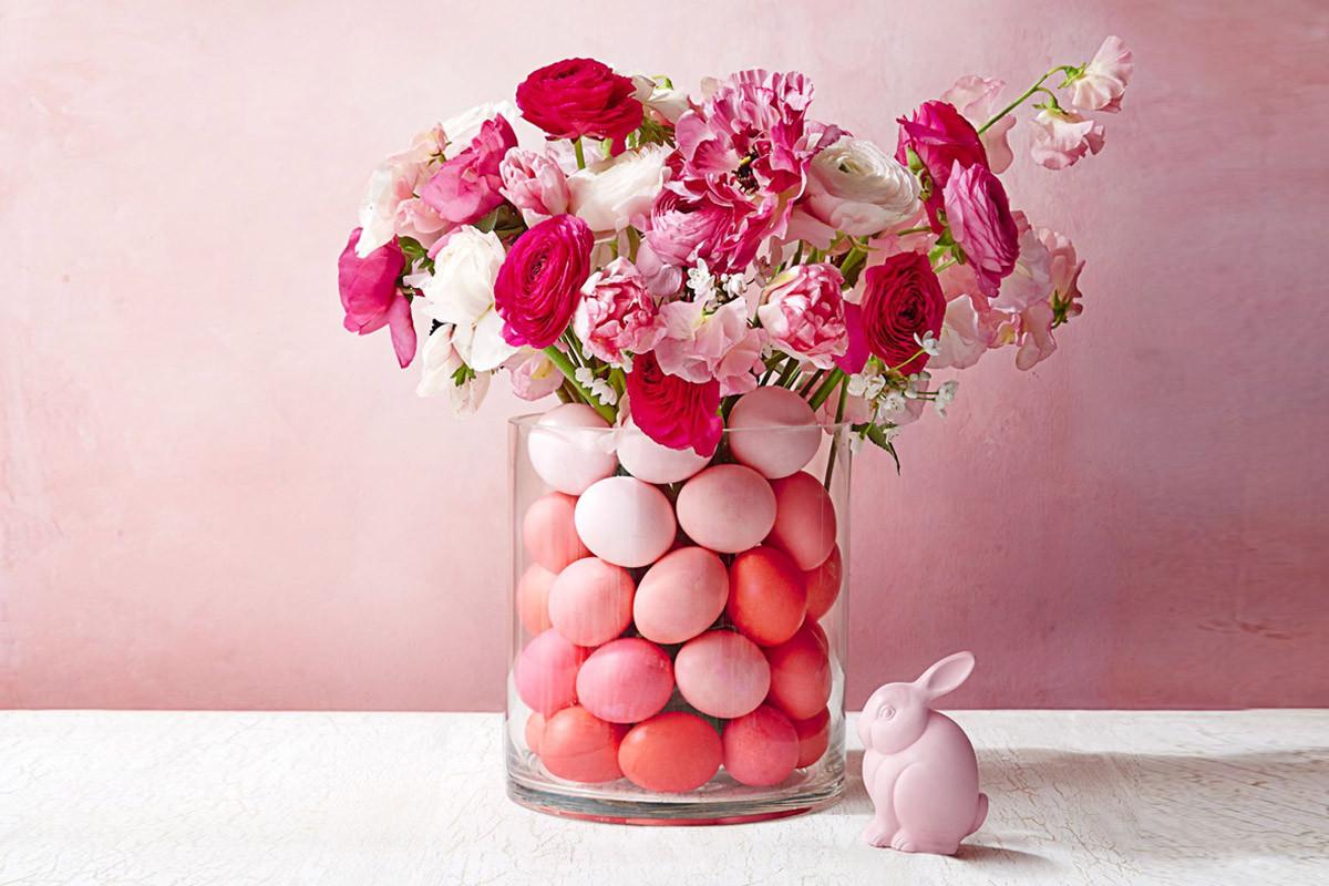 Буркан с цветя и яйца