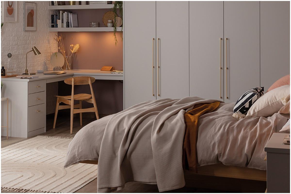 Офис в спалнята