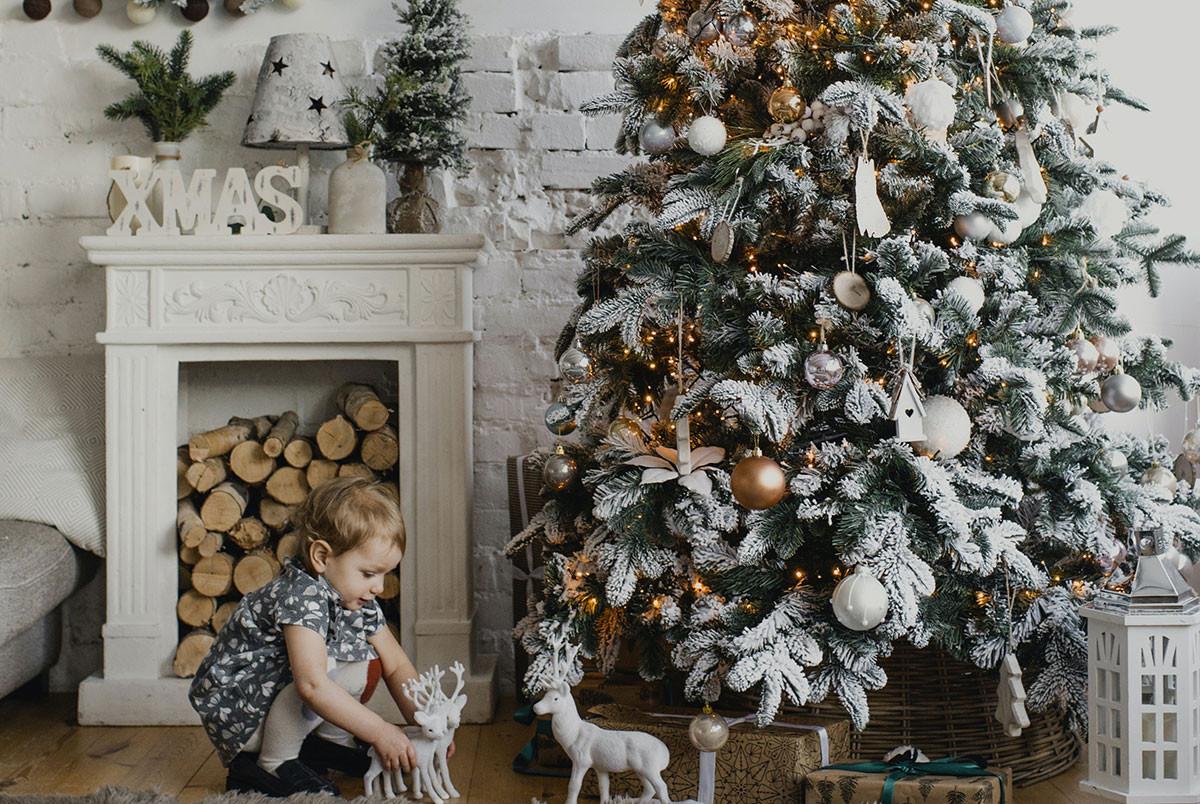 Грижа за заснежени елхи