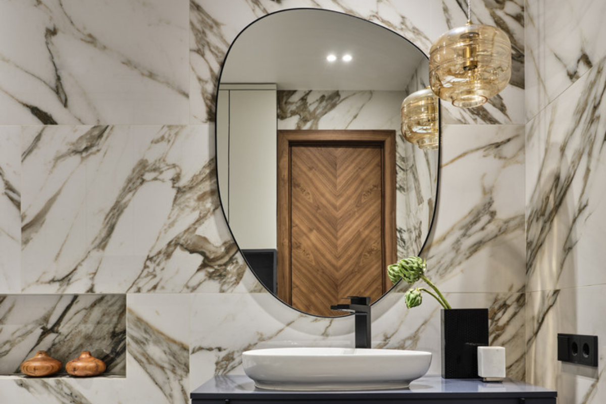 Светли тонове, релефни текстури и неправилни форми