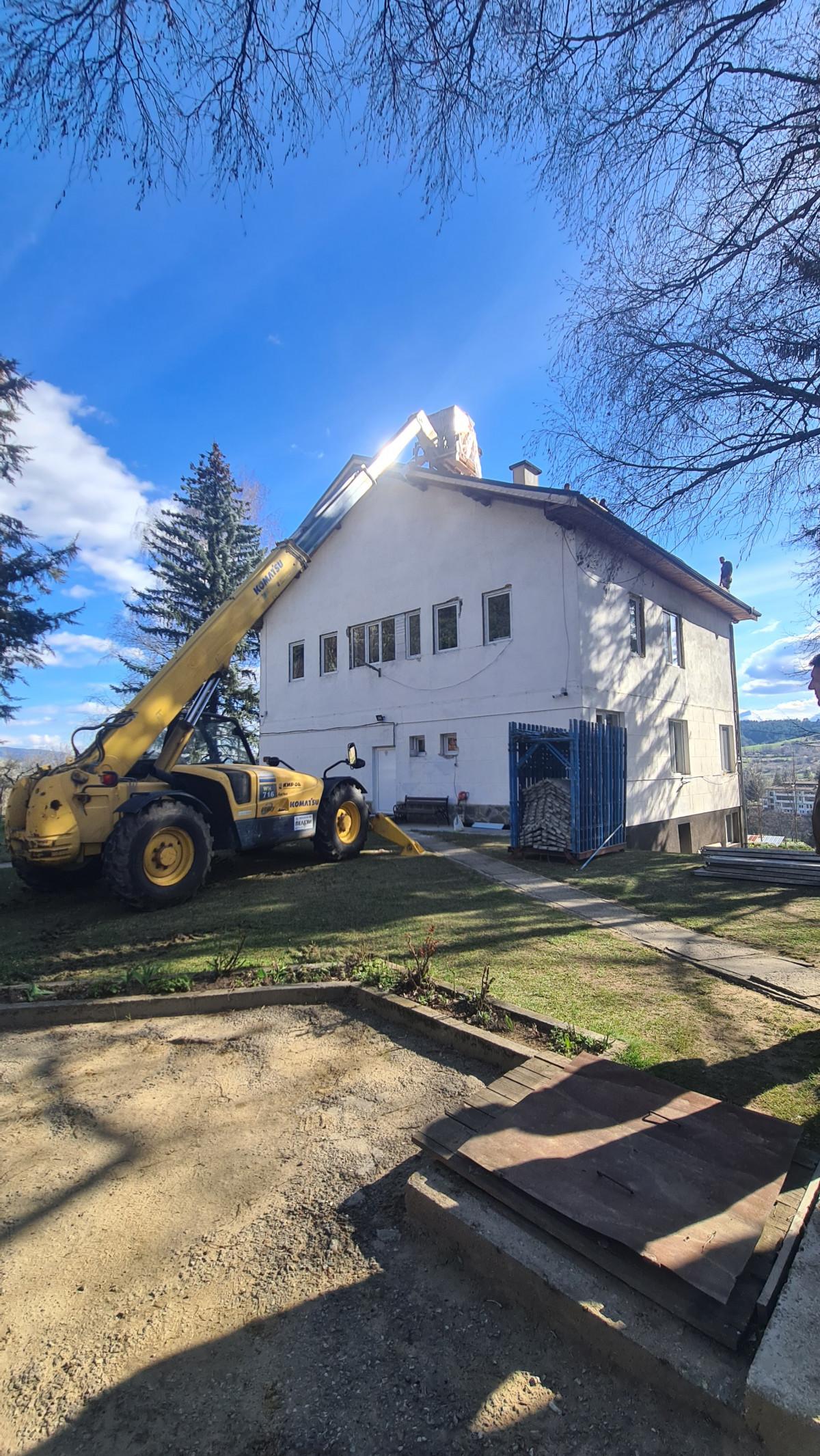 За да спестим време и усилия използвахме маниту да качим керемидите.