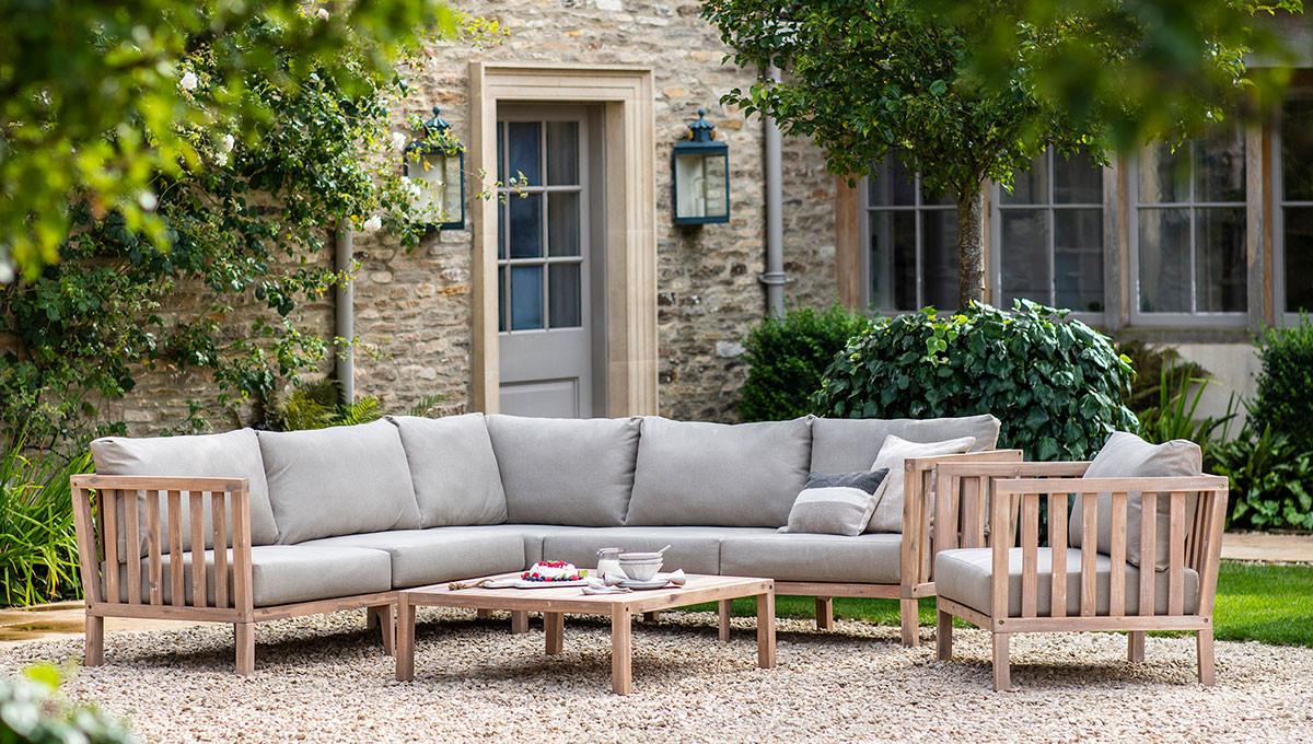 Интересни градински мебели, с които да освежим градинското пространство