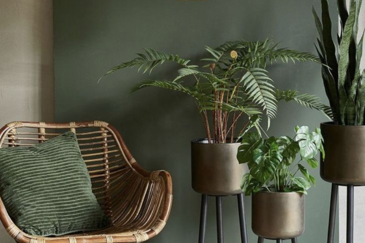 Според осветлението в помещението