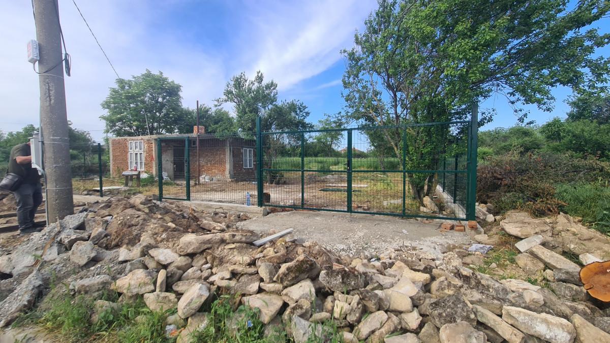 Метална гаражна врата и пешеходна врата.