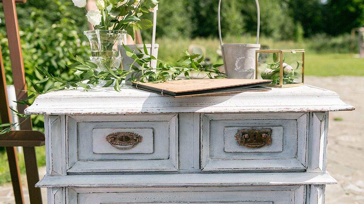 Интериорен Дизайн с Рециклирани Мебели: Креативни Идеи за Устойчив Стил