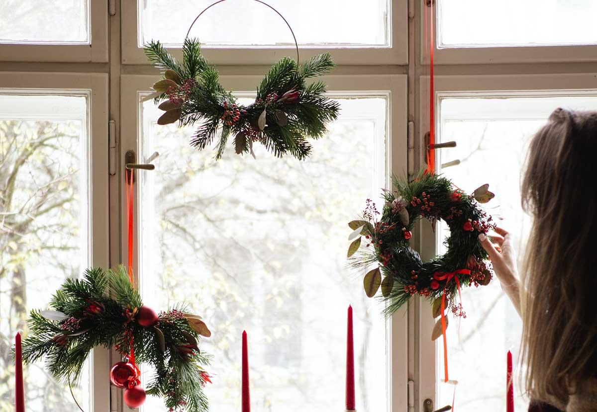 Класически коледни венци и хартиени снежинки