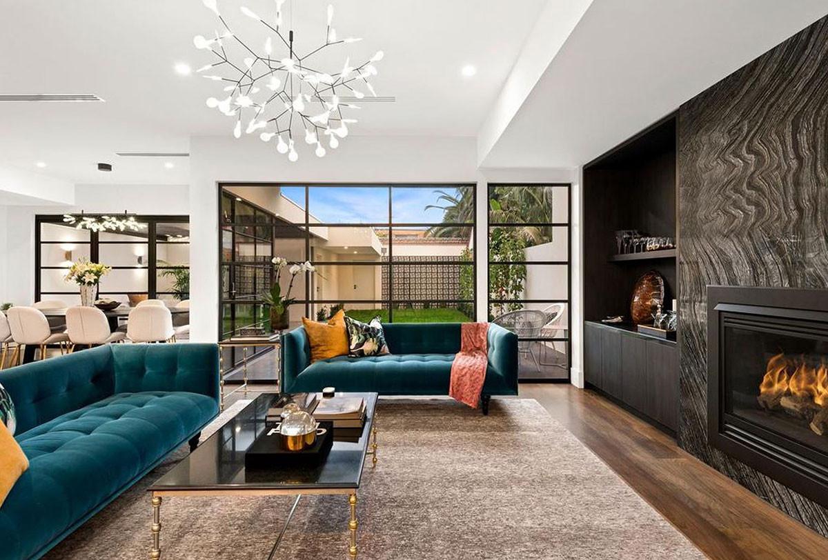 Огледални мебели и метални акценти