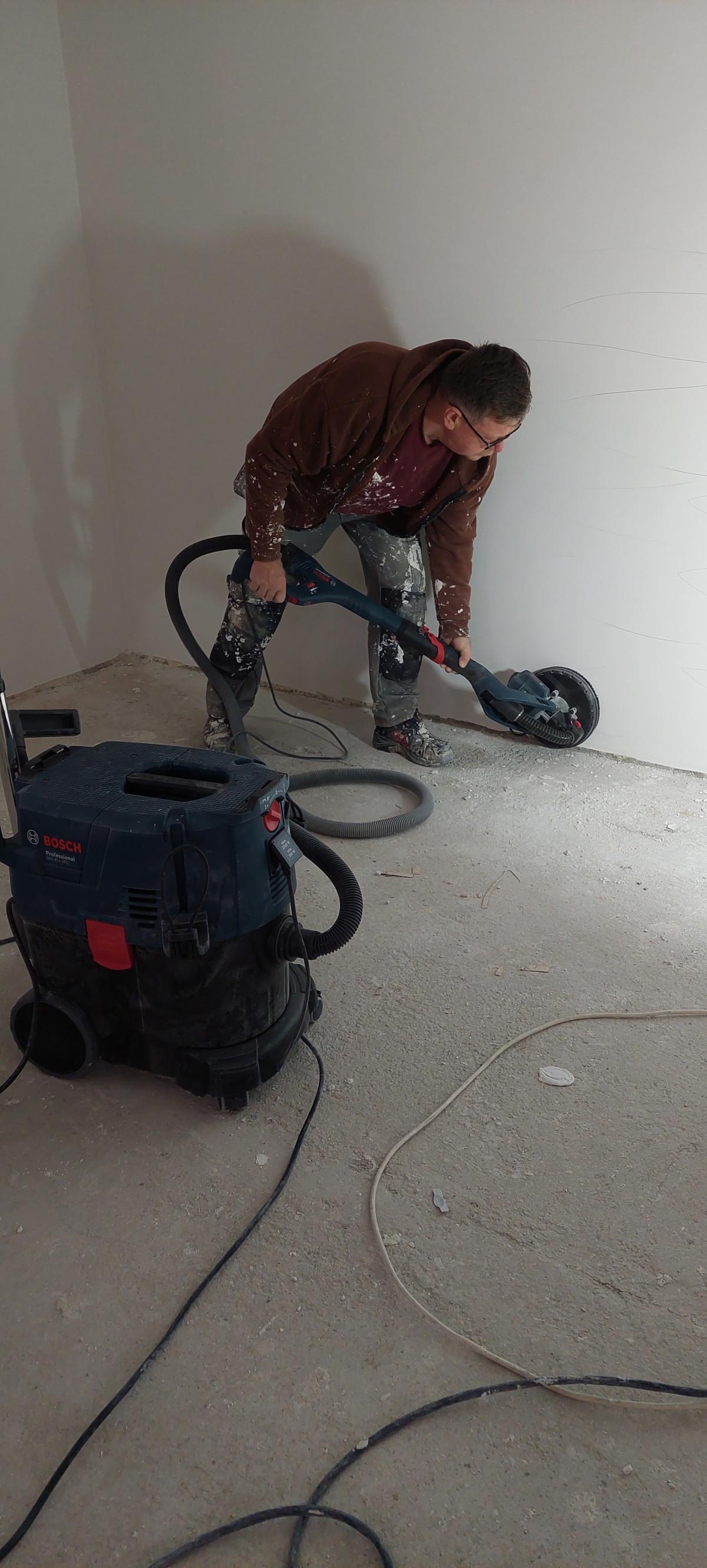 Шлайфане на стени и тавани .