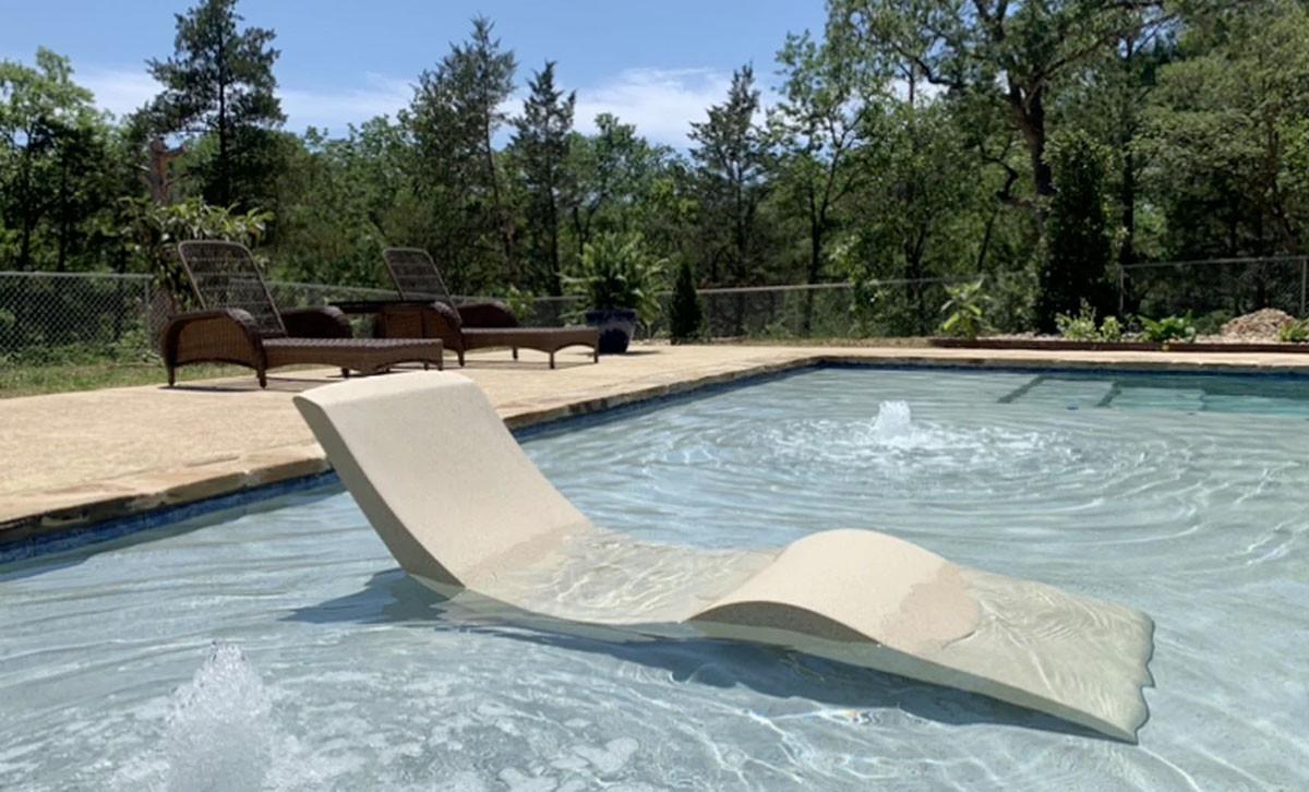 Какъв шезлонг да изберем за басейна