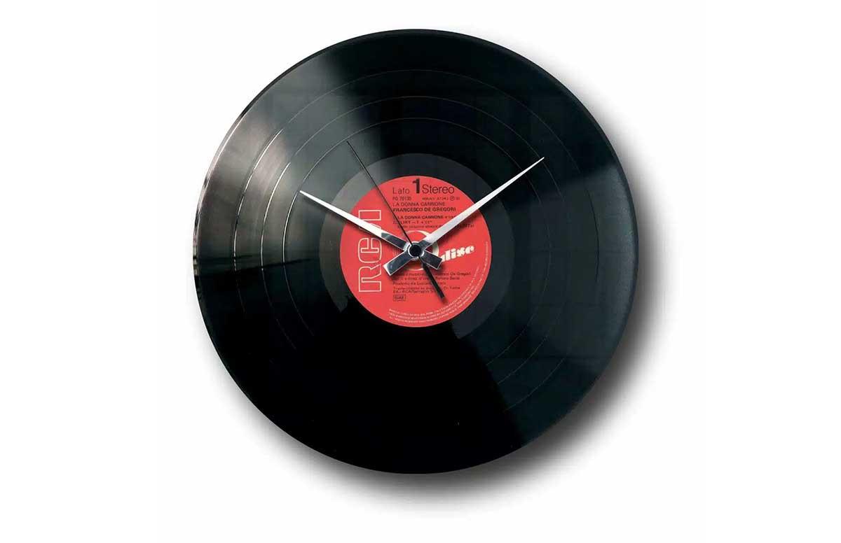 Ретро часовник с винилова плоча
