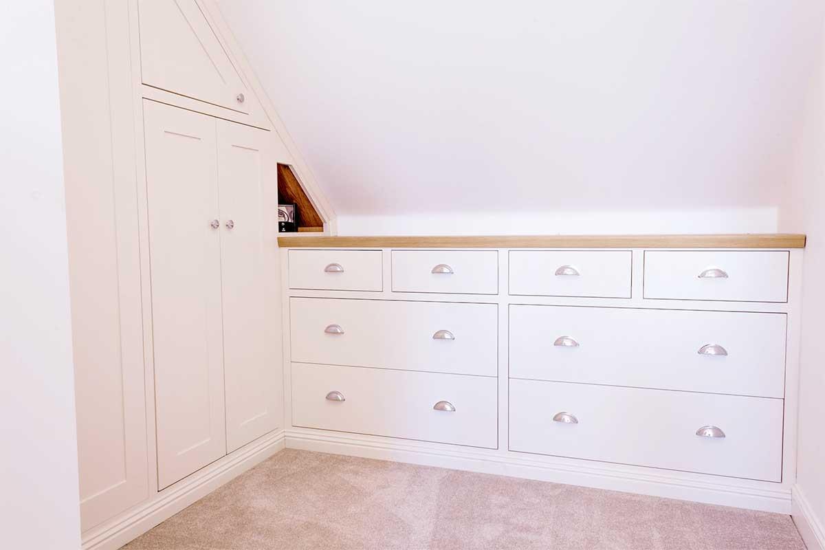 Създаване на скрит гардероб в неочаквани пространства