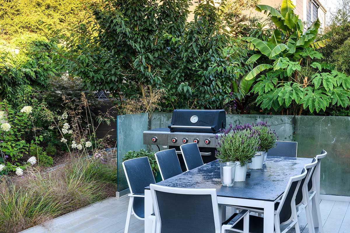 Морава в заден двор – Класическа семейна обстановка