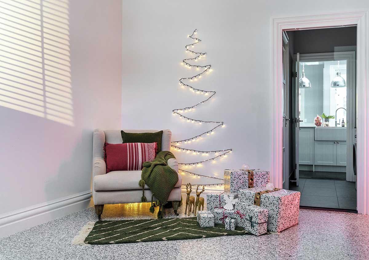 Елха на стената – изкуство с празничен дух