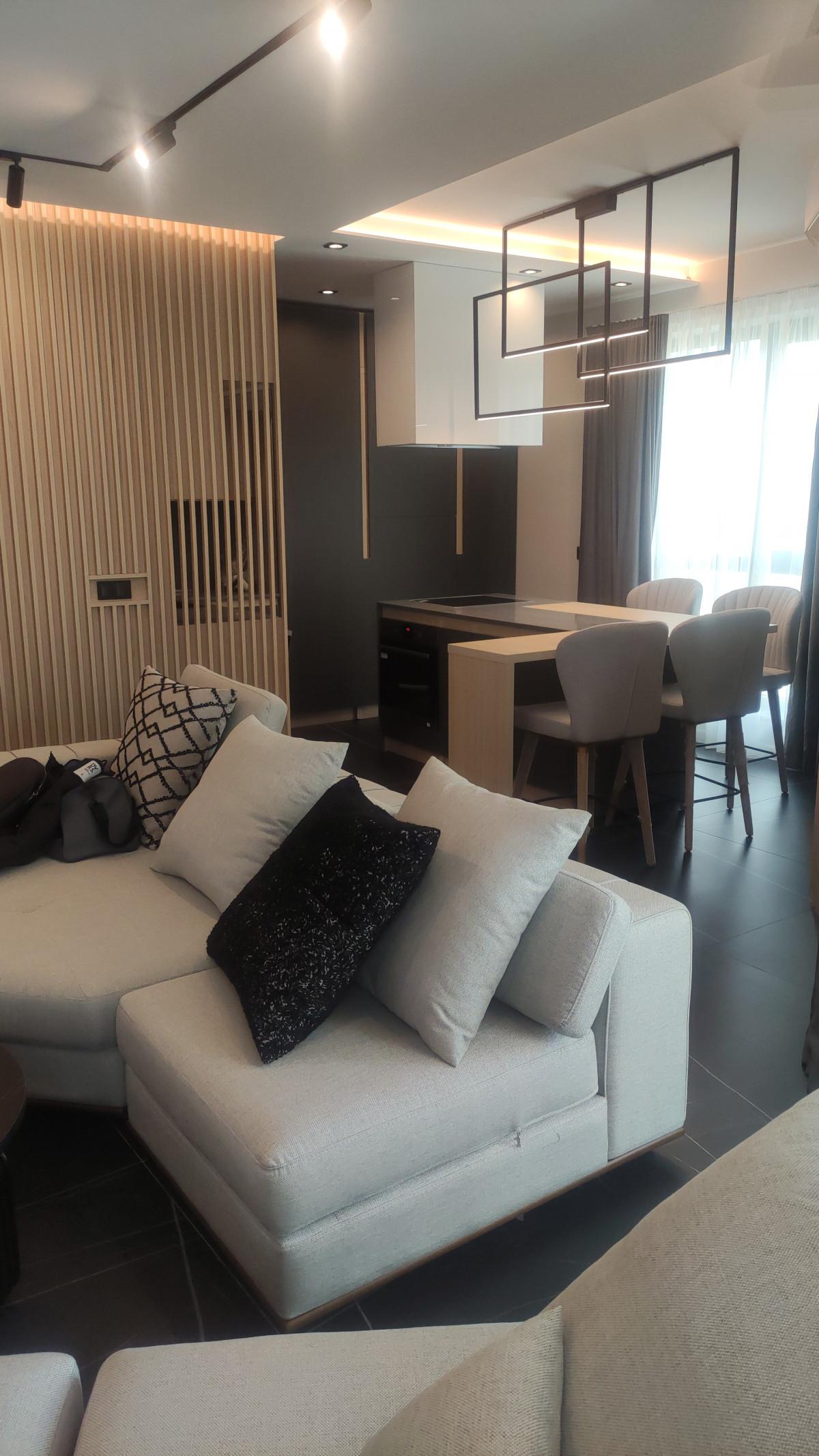 Хол с три зони