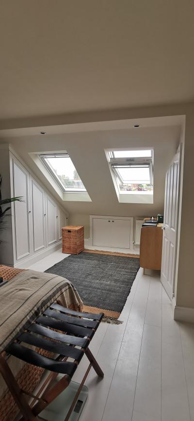 Стая с боядисани тавани и стени в един цвят