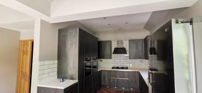 Кухня боядисвана с по меки тонове, контрастираща на шкафовете