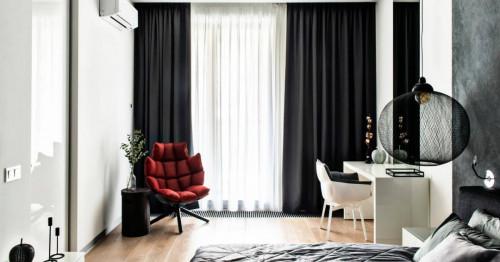 Очарователен мрак с тъмни пердета в интериора на дома