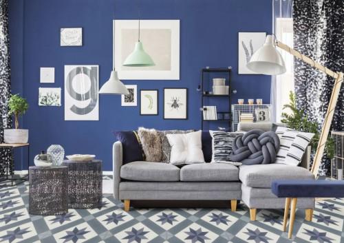 Щампован бетон под сивия диван