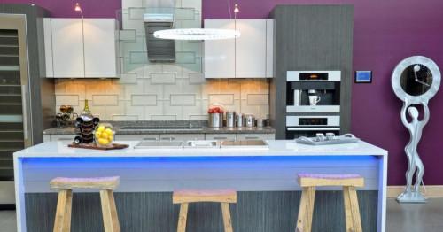 Кухня с лилави стени