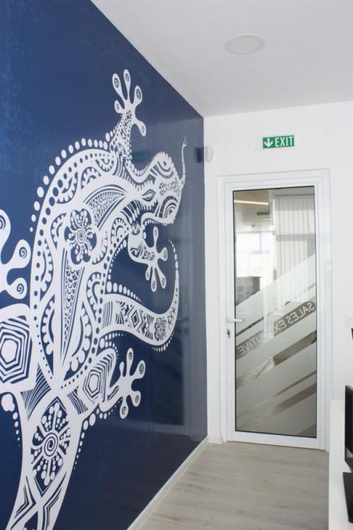 Печат и монтаж на фолио за стени