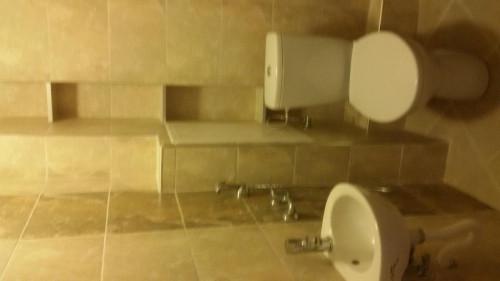 Тоалетна с изградени допълнително рафтчета