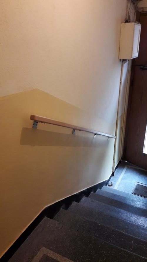 Боядисване на вход  и монтаж парапети