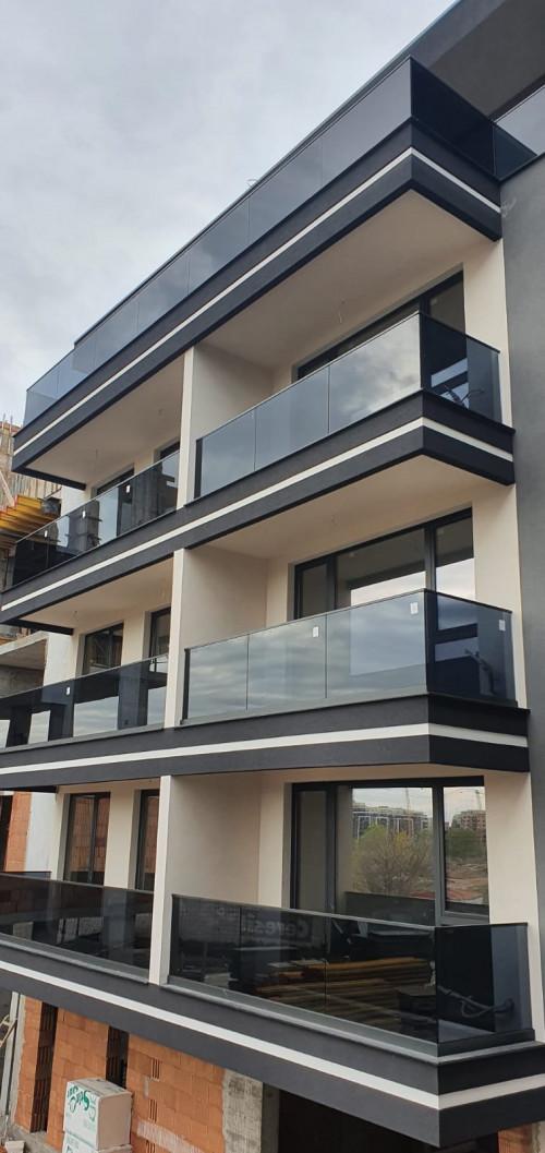 с BV4500 с тъмно ламинирано стъкло