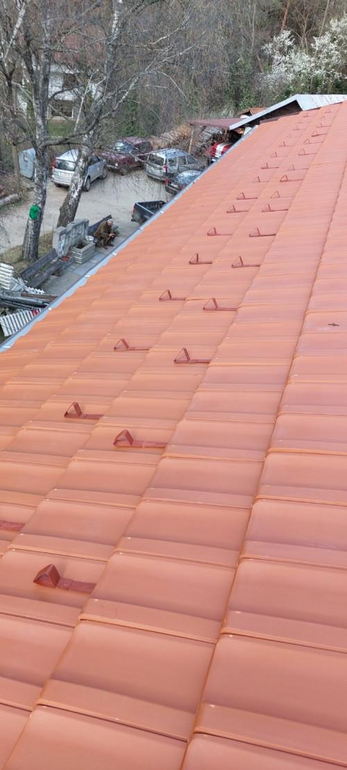 Монтирахме и снегозадържащи.