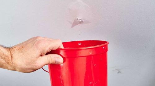 Теч от съседа: какво да направим, преди да повикаме застрахователя