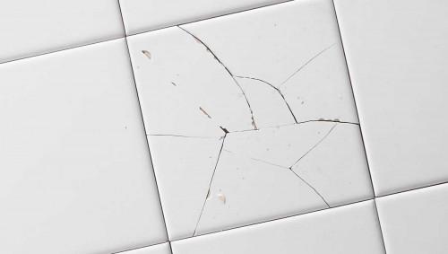 Счупена фуга в банята – защо не трябва да я оставяш за „по-късно