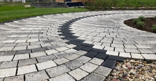 Магията на сегментния паваж: Как да превърнем двора в архитектурен шедьовър