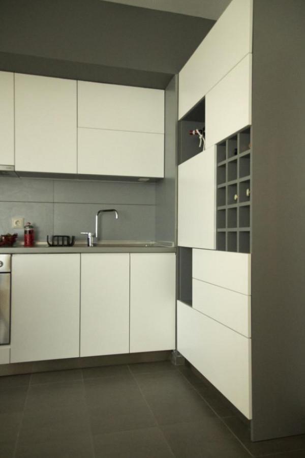 Кухнята е с ограничен бюджет, но напълно функционална