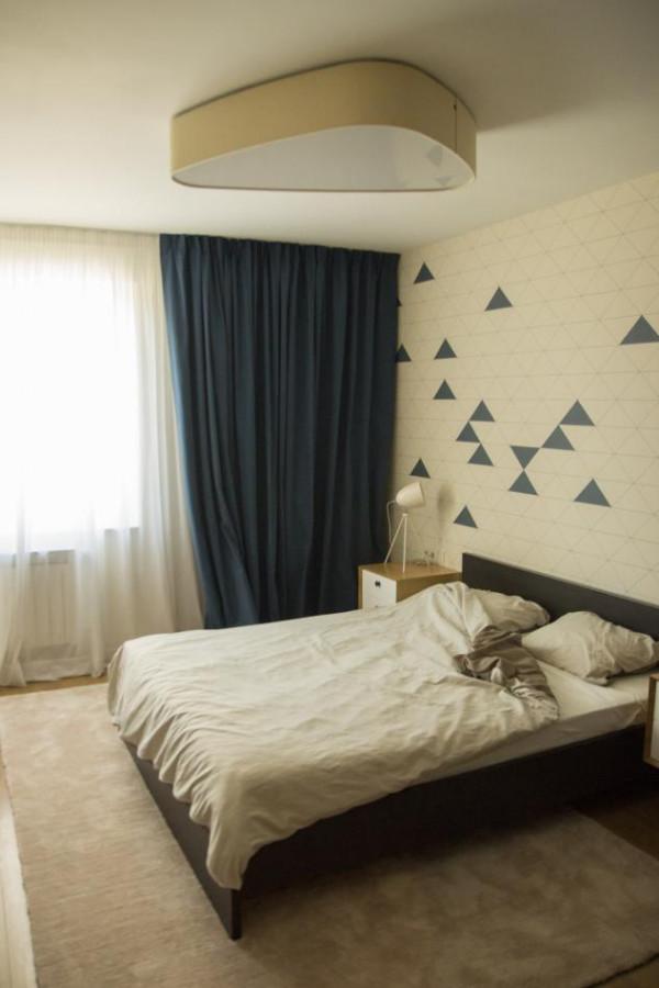 Спалнята е решена в спокойно тъмносиньо и сметан