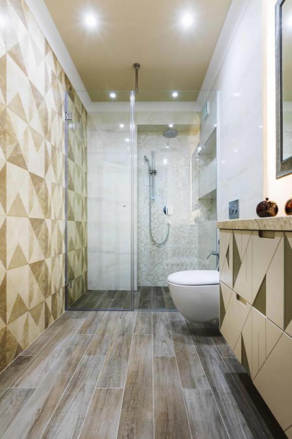 Общия санитарен възел в кафяво и бежово